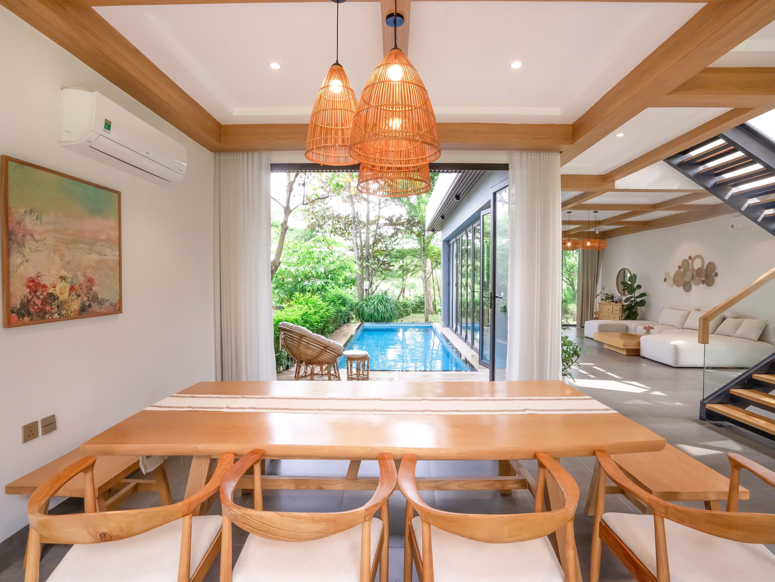 Không gian bể bơi ngoài trời của CHE GARDEN VILLA