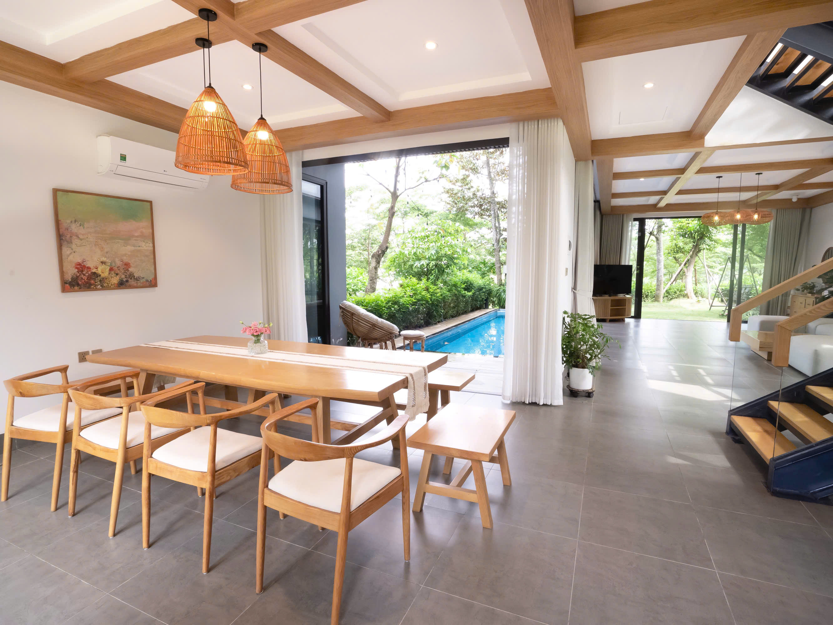 Phòng khách hiện đại view bể bơi của CHE GARDEN VILLA