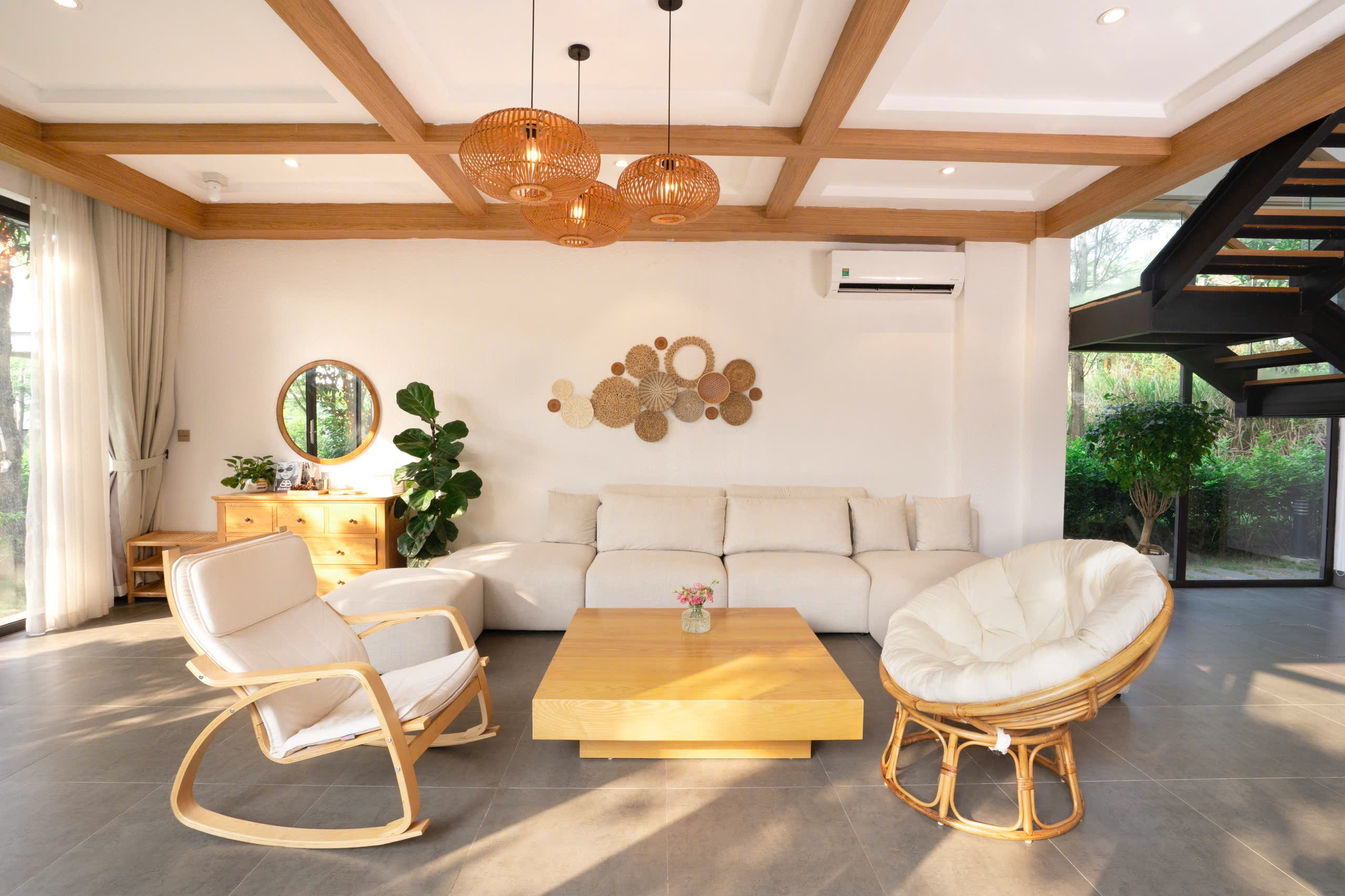 Không gian bếp và bàn ăn của CHE GARDEN VILLA