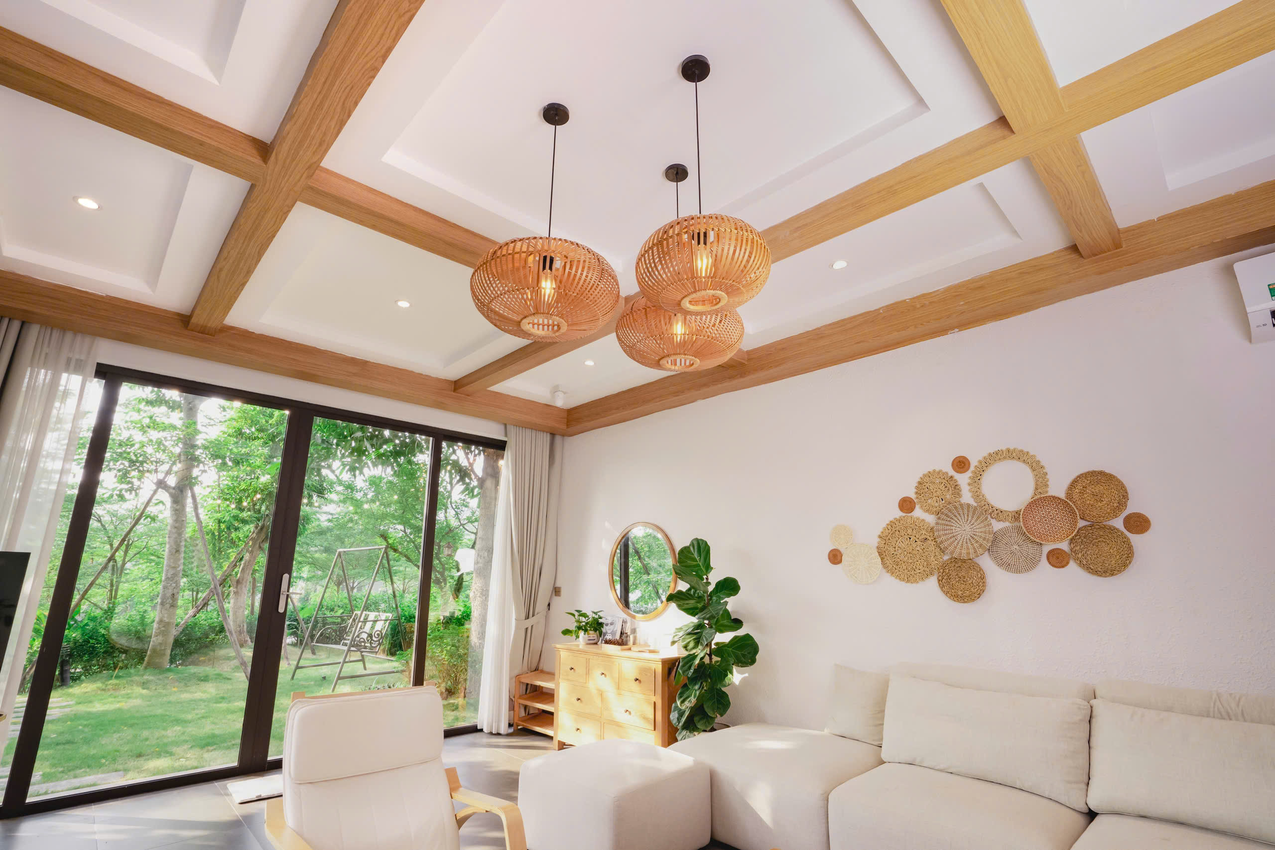 Góc thư giãn ngoài trời bên bể bơi của CHE GARDEN VILLA